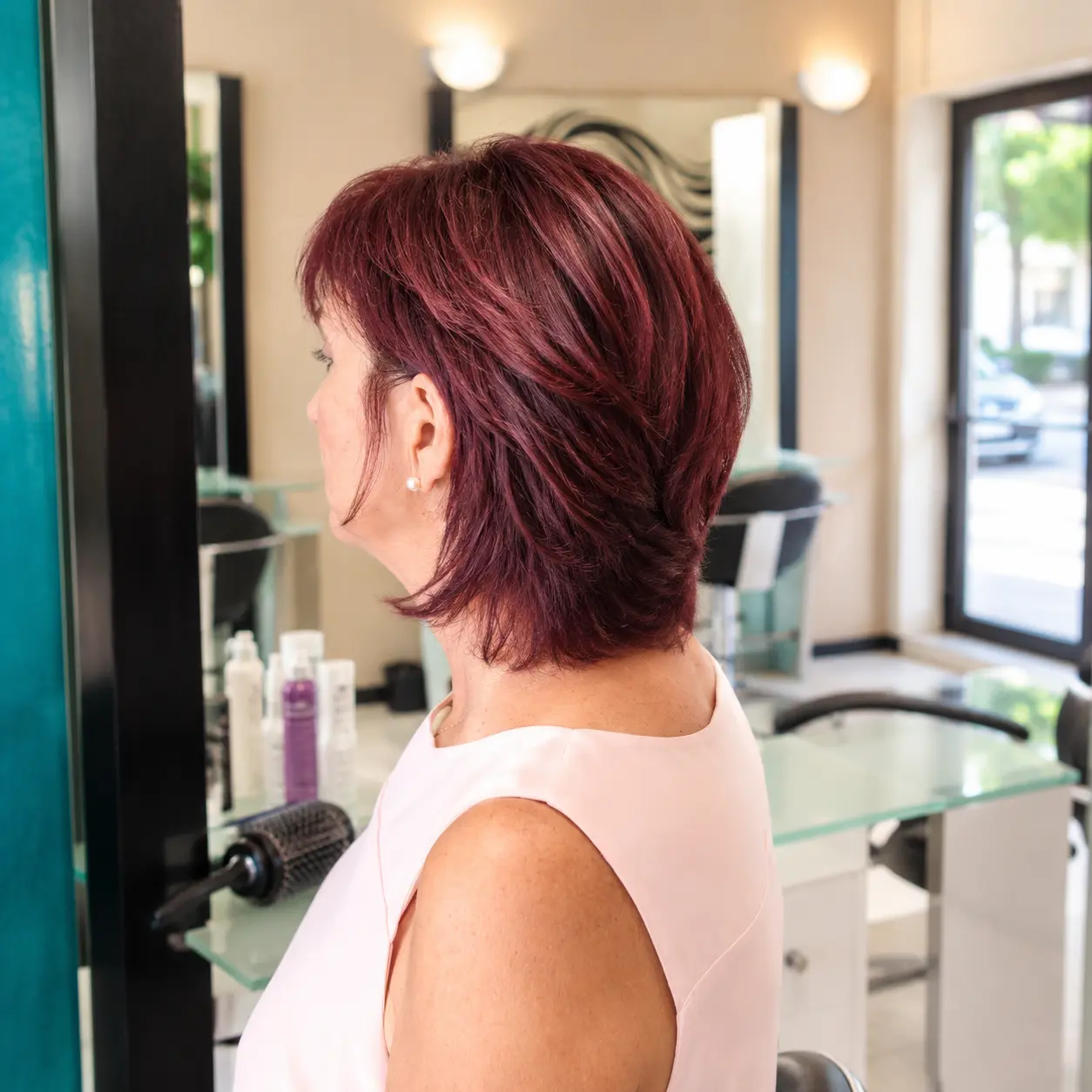 Colore rosso bordeaux su capelli medi scalati, vista laterale, Nuova Immagine Coiffeur a Milano Brenta e Corvetto