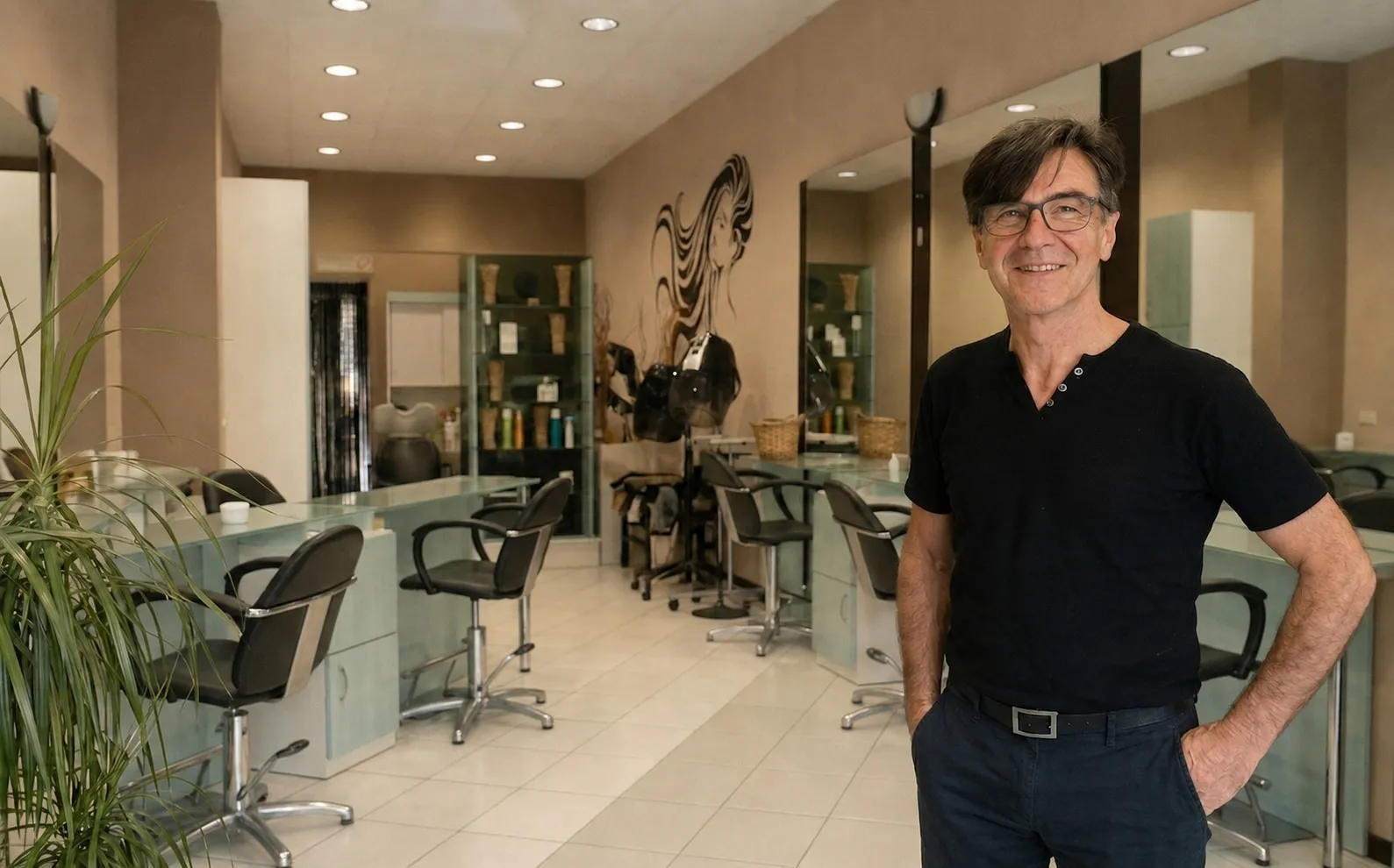 Carmelo, il titolare di Nuova Immagine Coiffeur, ritratto sul lato destro del suo salone a Milano Brenta - Corvetto