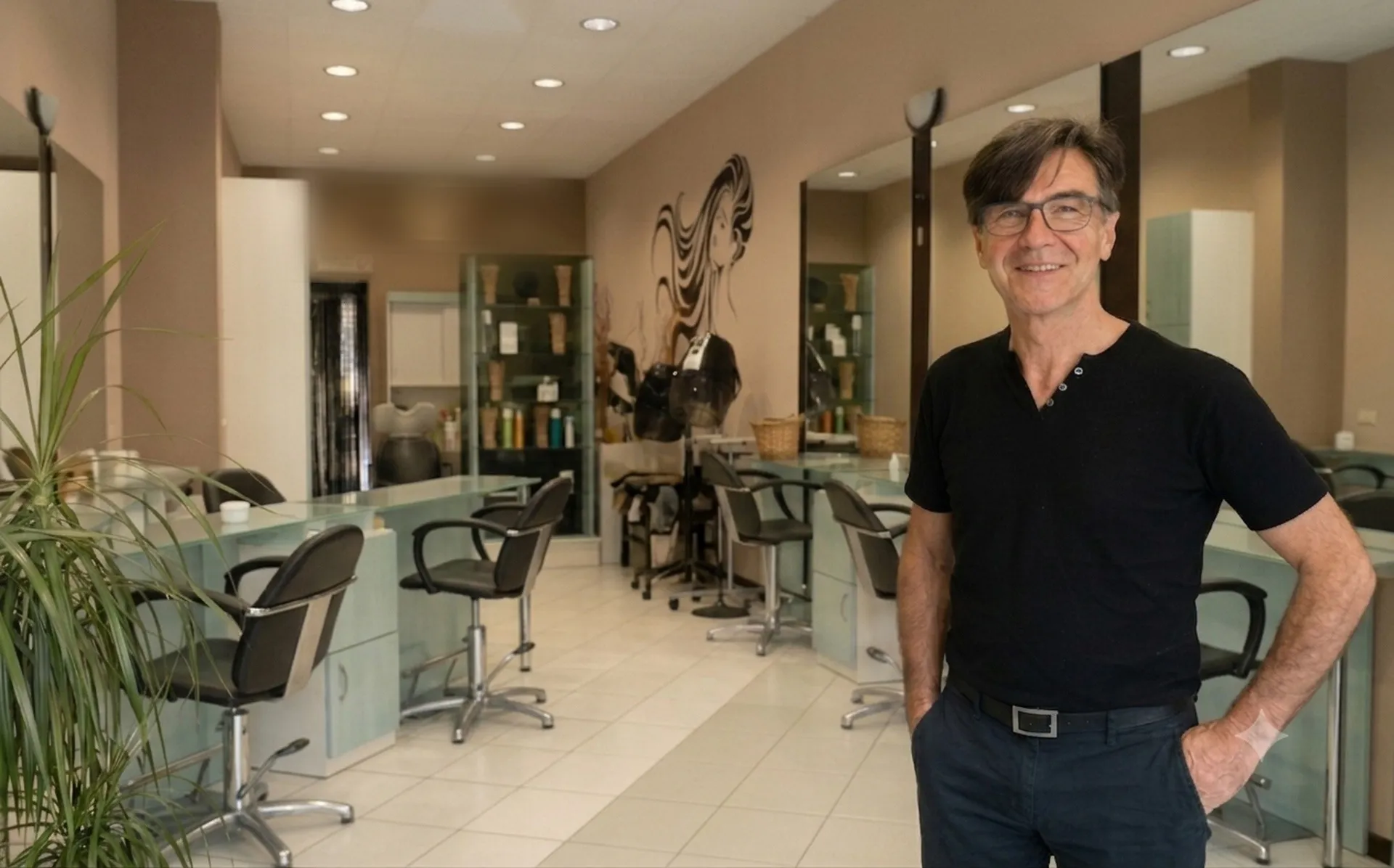 Carmelo, il titolare di Nuova Immagine Coiffeur, ritratto sul lato destro del suo salone a Milano Brenta - Corvetto