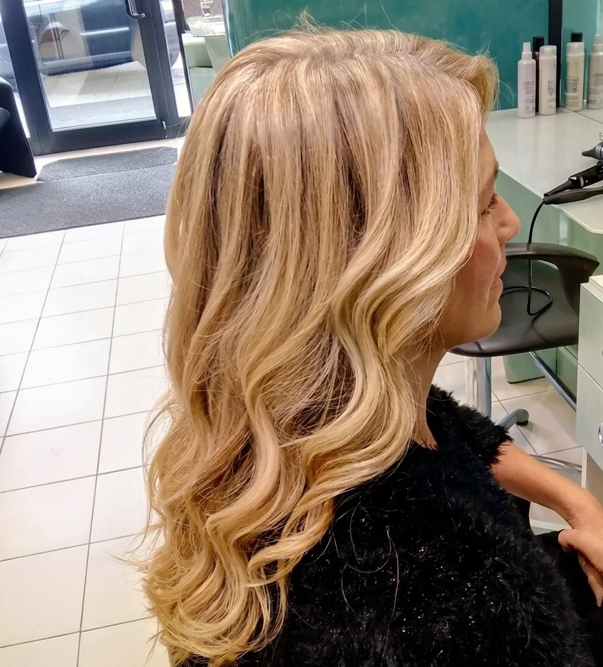 Asciugatura modellata con spazzola e phon al salone Nuova Immagine Coiffeur a Milano Brenta - Corvetto