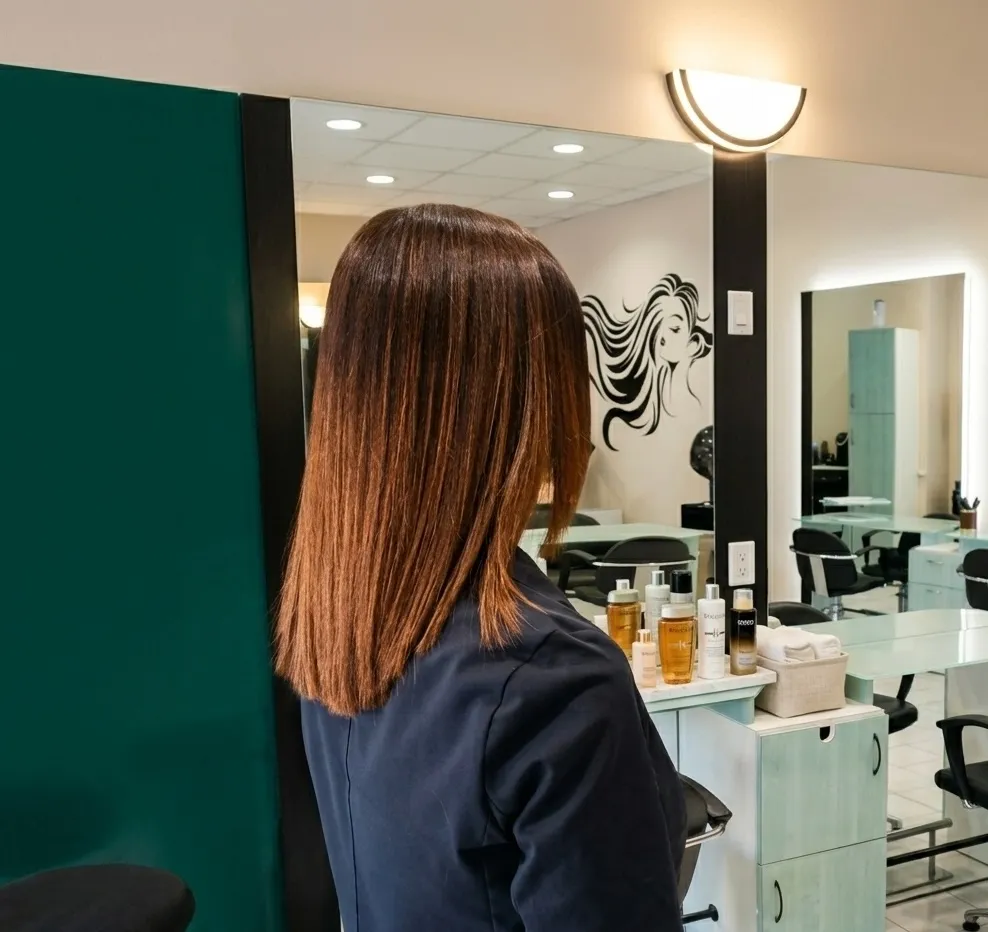 Piega liscia e lucida su capelli castano ramato, vista di spalle, salone Nuova Immagine Coiffeur a Milano Brenta - Corvetto