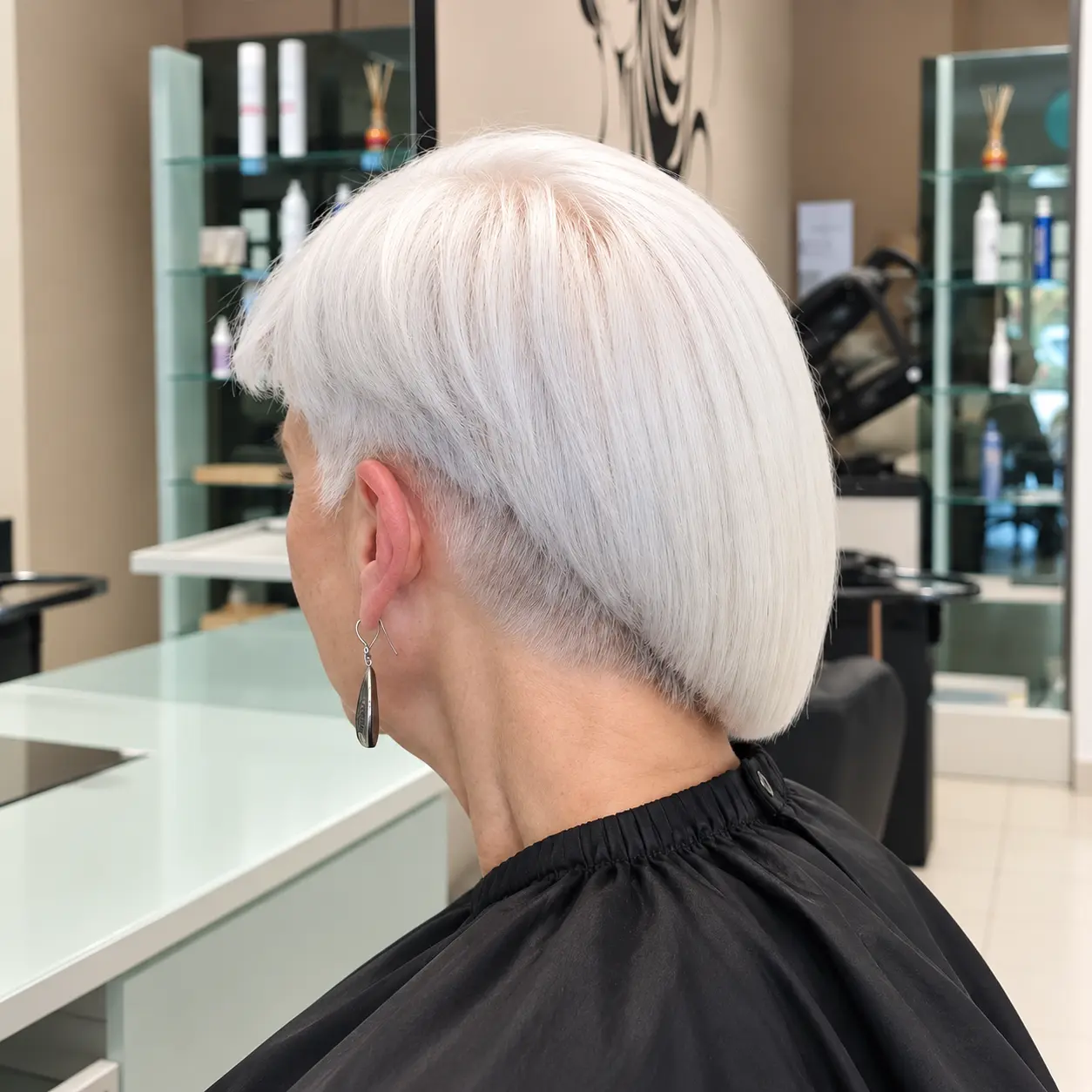 Caschetto biondo platino con nuca rasata, vista laterale, parrucchiere Nuova Immagine Coiffeur a Milano Brenta e Corvetto