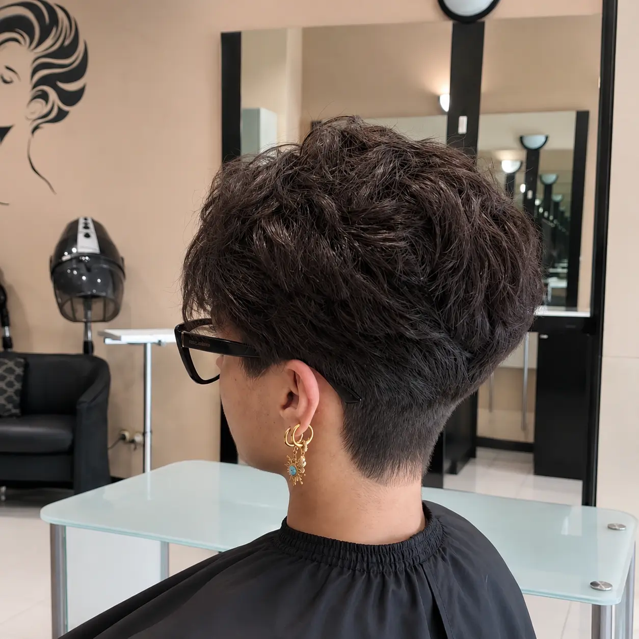 Taglio corto castano sfumato sulla nuca, vista di spalle, salone Nuova Immagine Coiffeur a Milano Brenta - Corvetto