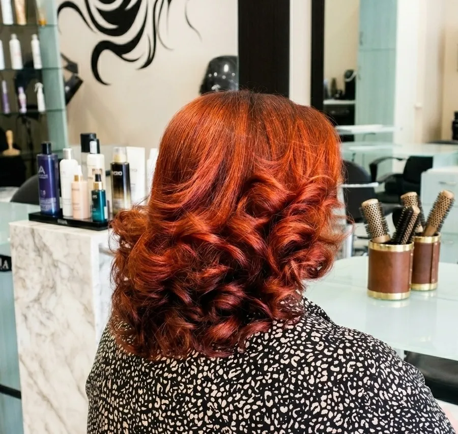 Colore rosso ramato brillante con boccoli, parrucchiere Nuova Immagine Coiffeur a Milano Brenta - Corvetto