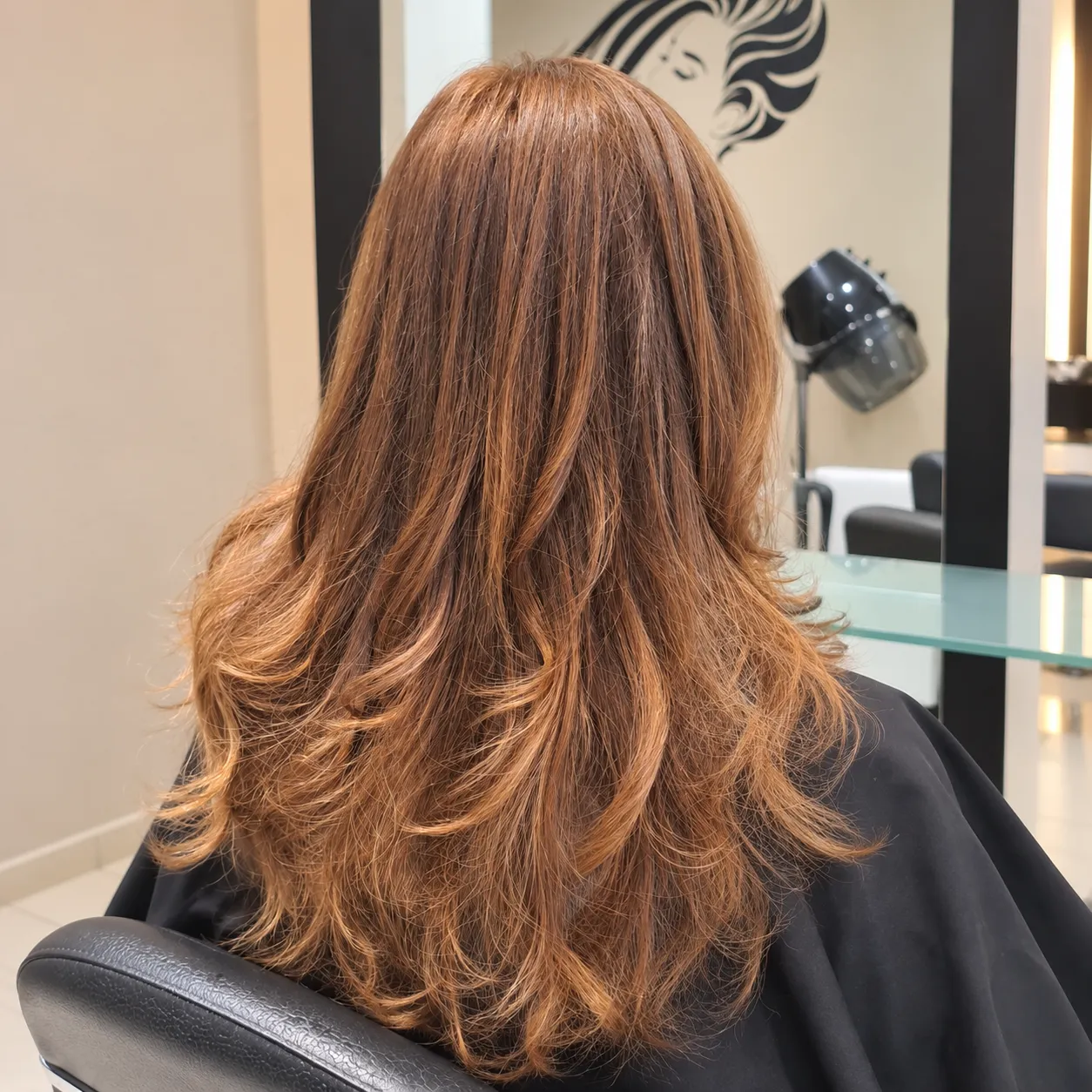 Piega su capelli lunghi ramati scalati, onde morbide sulle punte, vista di spalle, Nuova Immagine Coiffeur a Milano Brenta