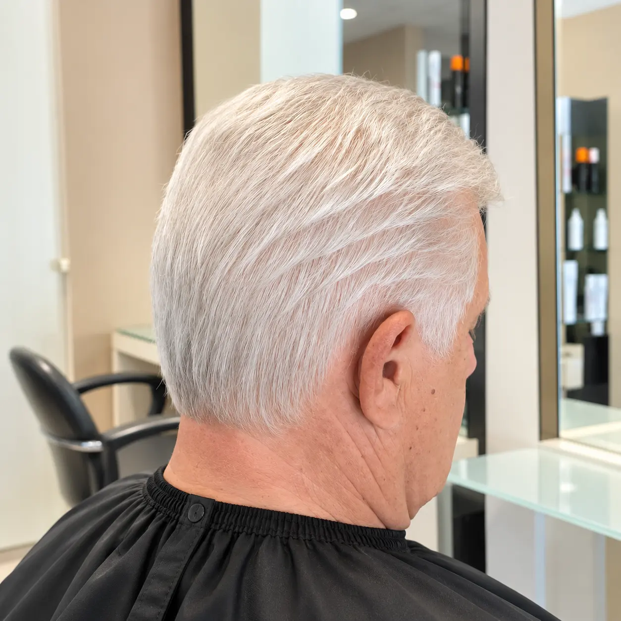 Taglio uomo su capelli bianchi con nuca rifinita, vista posteriore e laterale, Nuova Immagine Coiffeur a Milano Brenta e Corvetto